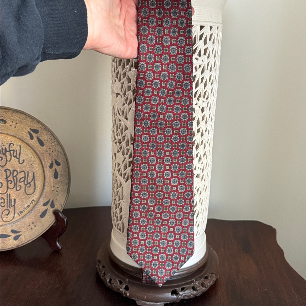 Christian Dior 100% silk tie. Vintage. Excellent condition.